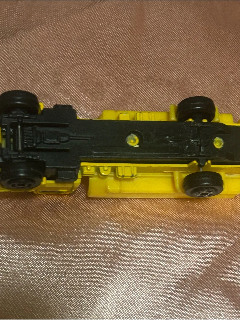 1:64 Yellow Ford L-Series Heavy Duty Dump Truck Toy